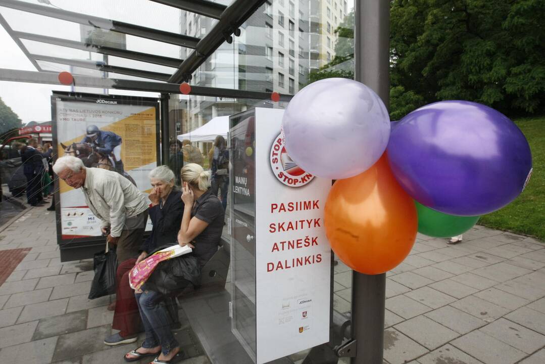 Atidarytos bibliotekėlės autobusų stotelėse