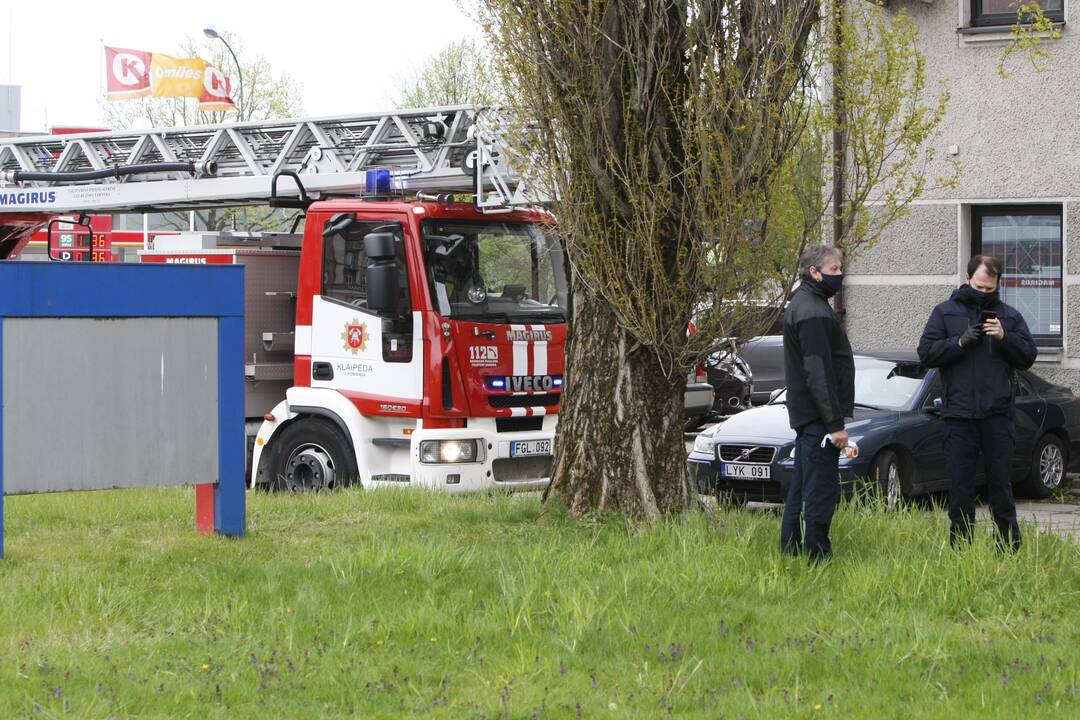 Klaipėdos centre driokstelėjo sprogimas: pro langą iššoko apdegęs žmogus