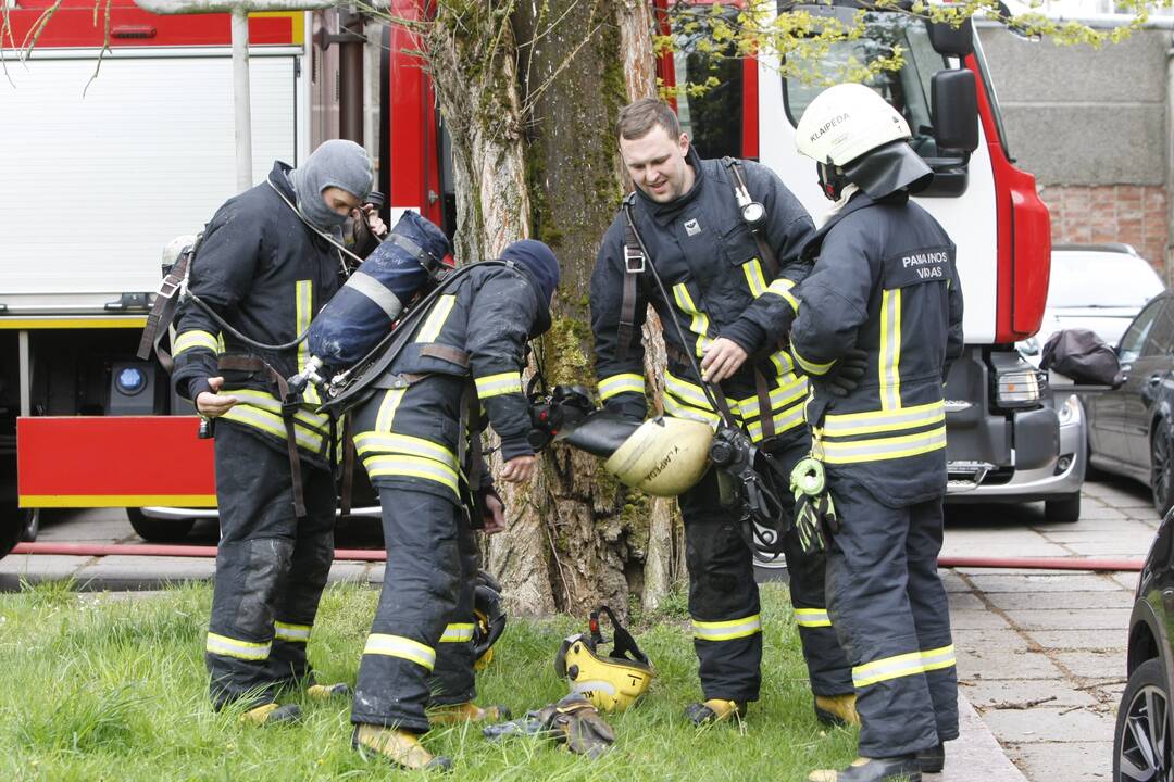 Klaipėdos centre driokstelėjo sprogimas: pro langą iššoko apdegęs žmogus