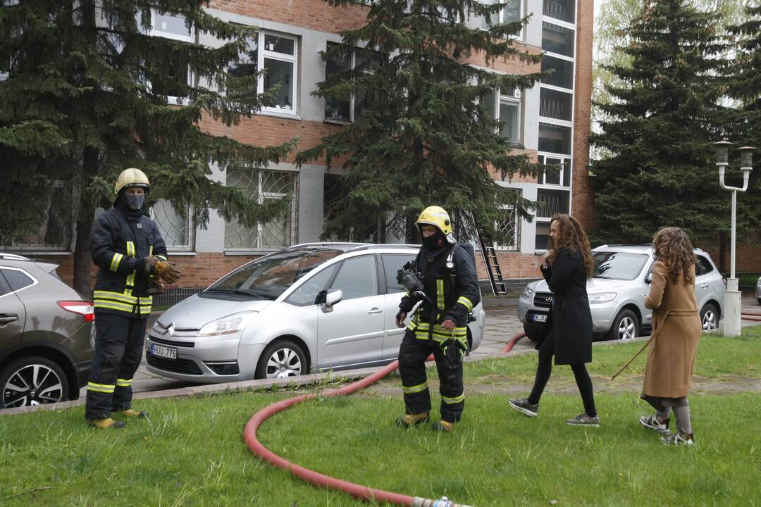 Klaipėdos centre driokstelėjo sprogimas: pro langą iššoko apdegęs žmogus