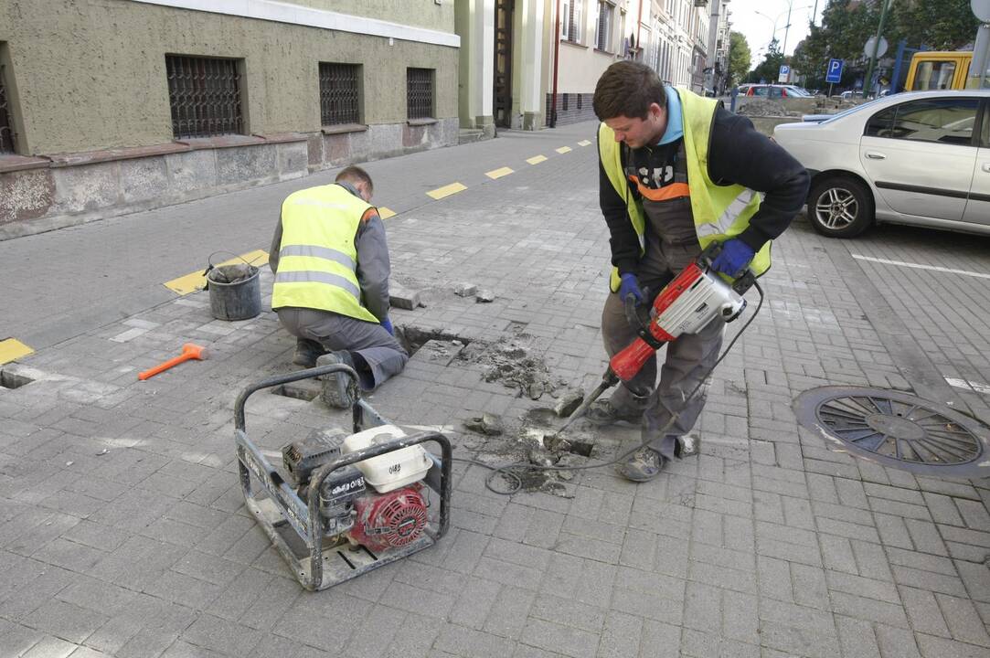 Prie savivaldybės keičia suskilusias trinkeles