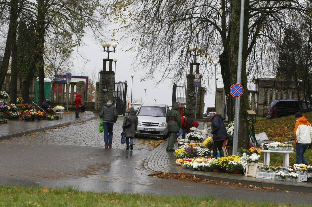 Klaipėdiečiai lankė kapus