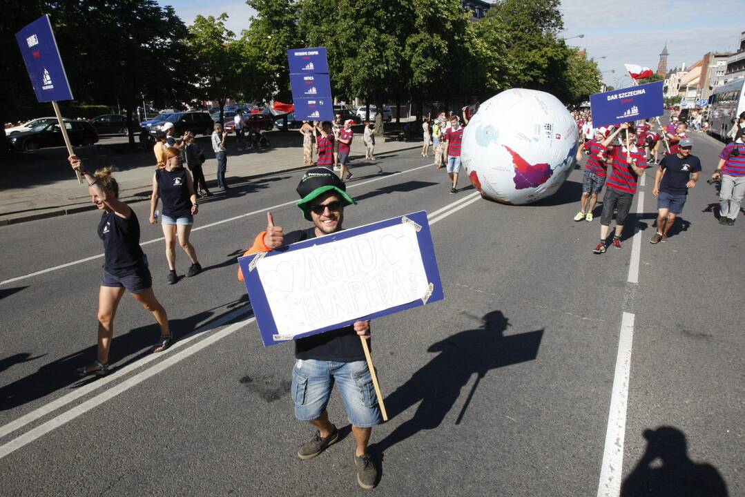 Burlaivių įgulų eisena Klaipėdos gatvėmis