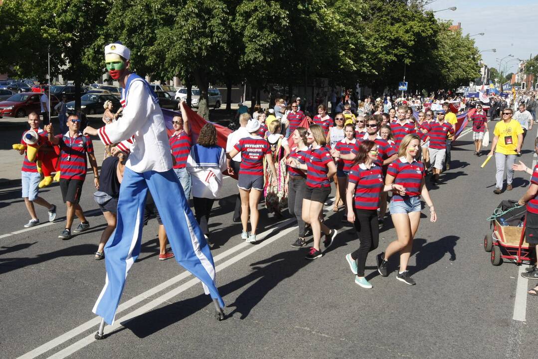 Burlaivių įgulų eisena Klaipėdos gatvėmis