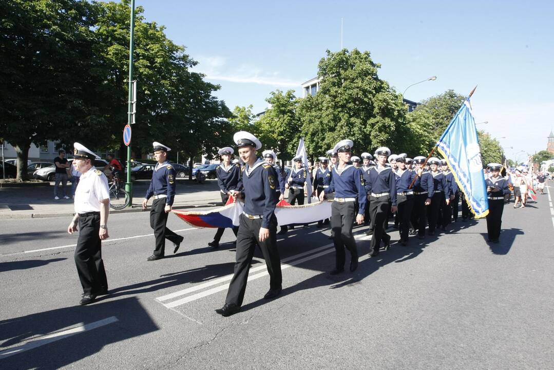 Burlaivių įgulų eisena Klaipėdos gatvėmis