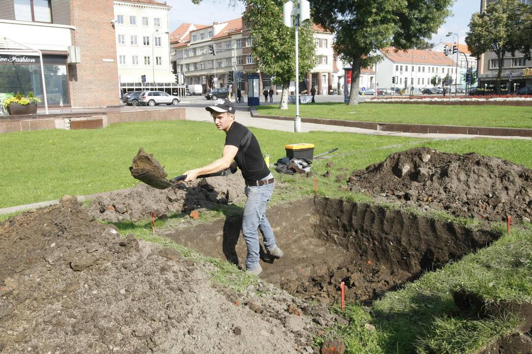 Archeologai rausia Atgimimo aikštę