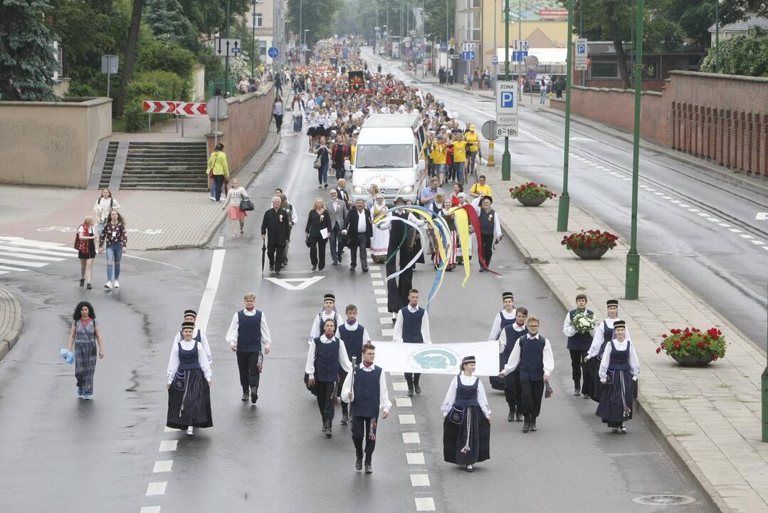 Chorų dalyvių eisena Klaipėdoje