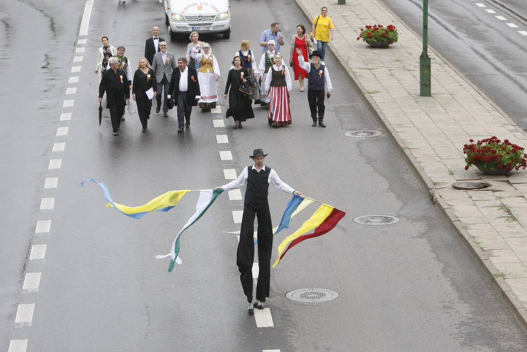 Chorų dalyvių eisena Klaipėdoje