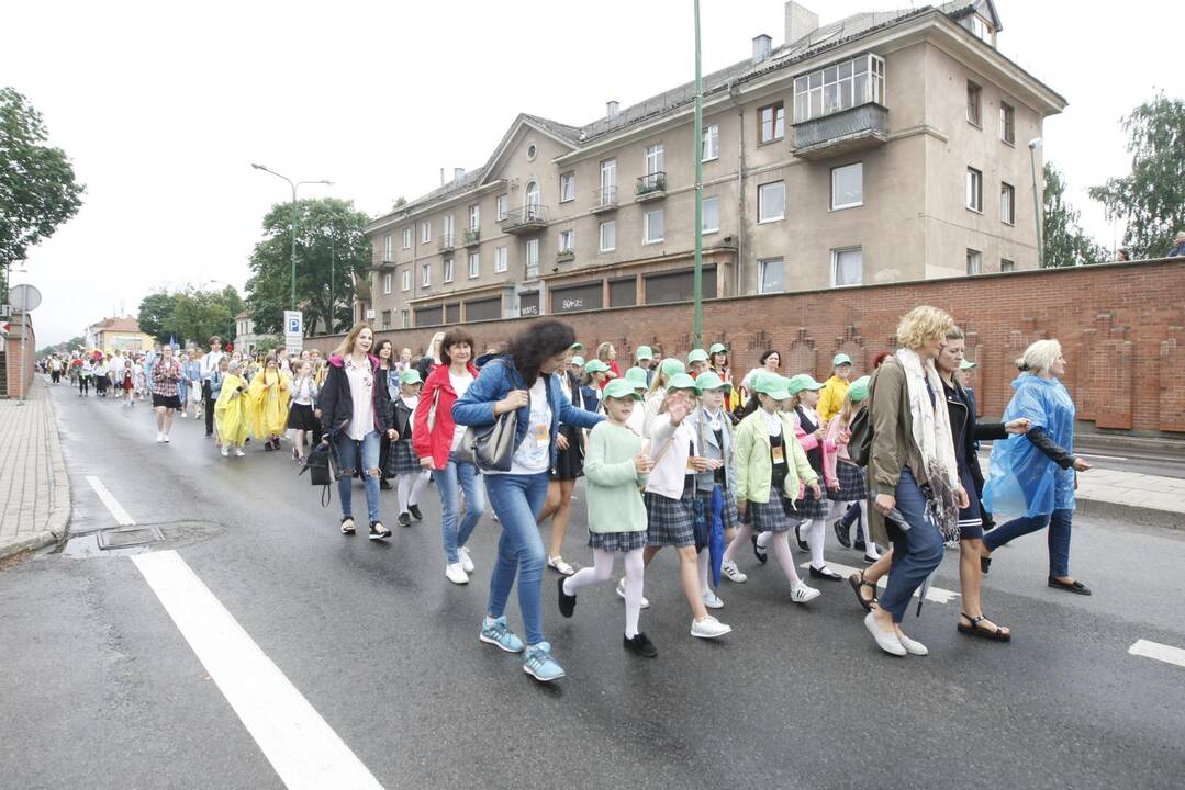 Chorų dalyvių eisena Klaipėdoje