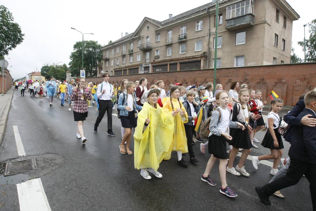 Chorų dalyvių eisena Klaipėdoje