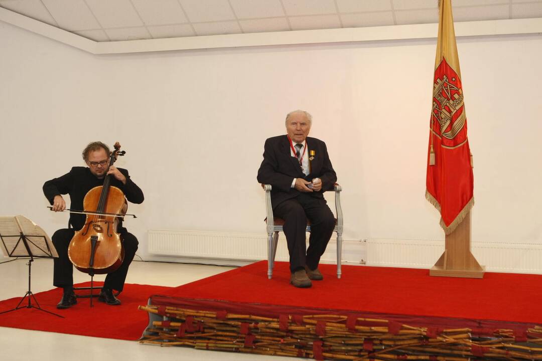 Klaipėdos garbės piliečio regalijų įteikimo Vaclovui Straukui ceremonija