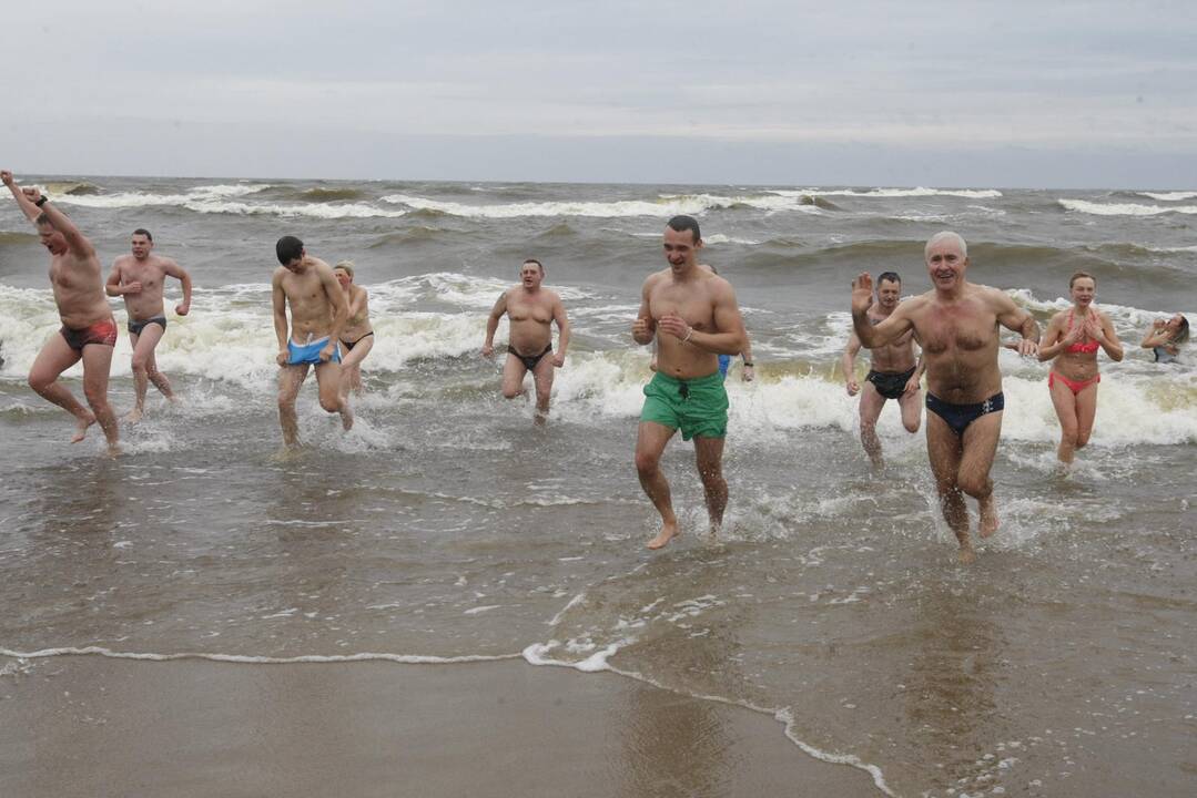 Klaipėdos sveikuoliai nėrė į žiemišką Baltiją