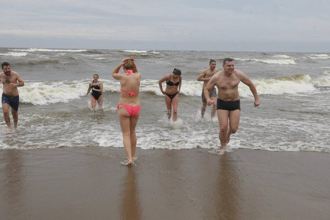 Klaipėdos sveikuoliai nėrė į žiemišką Baltiją