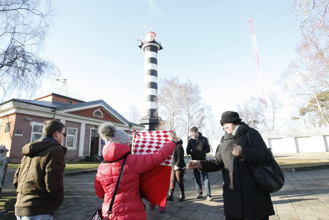 Baltų ir raudonų kvadratų vėliava