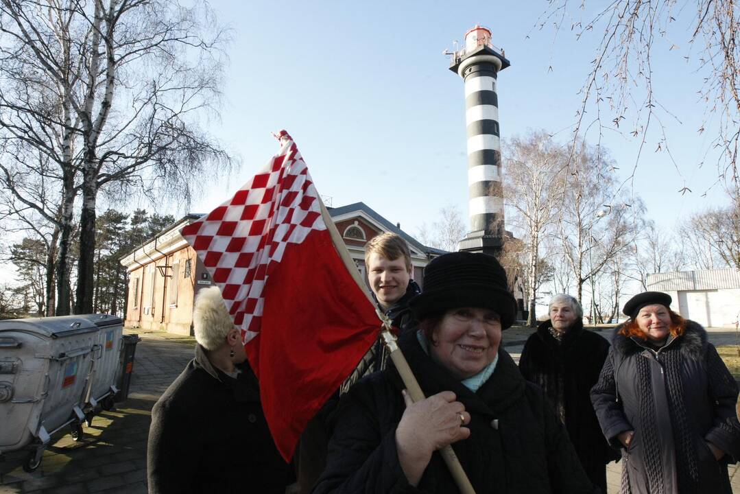 Baltų ir raudonų kvadratų vėliava