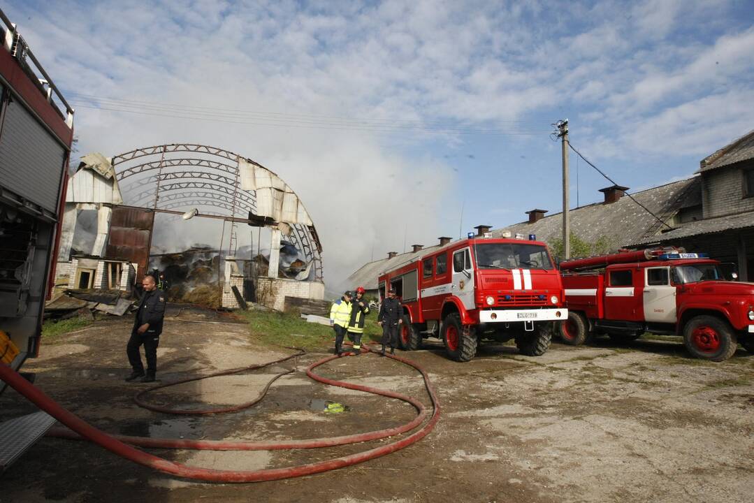 Klaipėdos rajone liepsnoja šieno prikrautas angaras