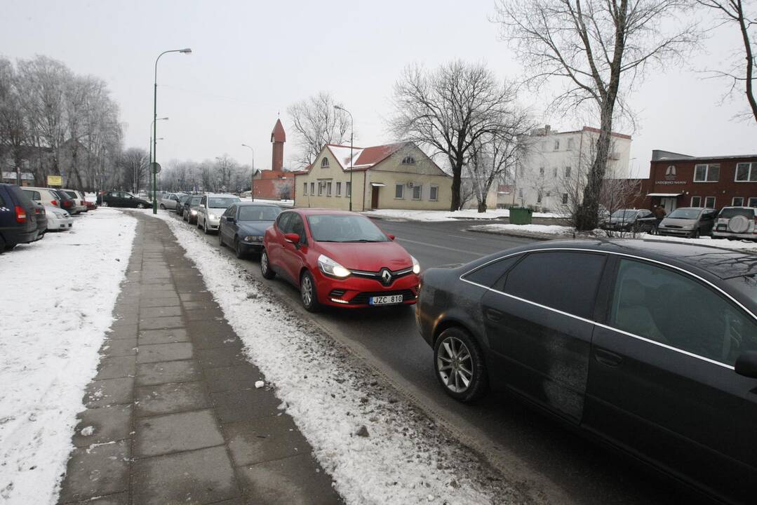 Automobilių eilės prie plovyklos