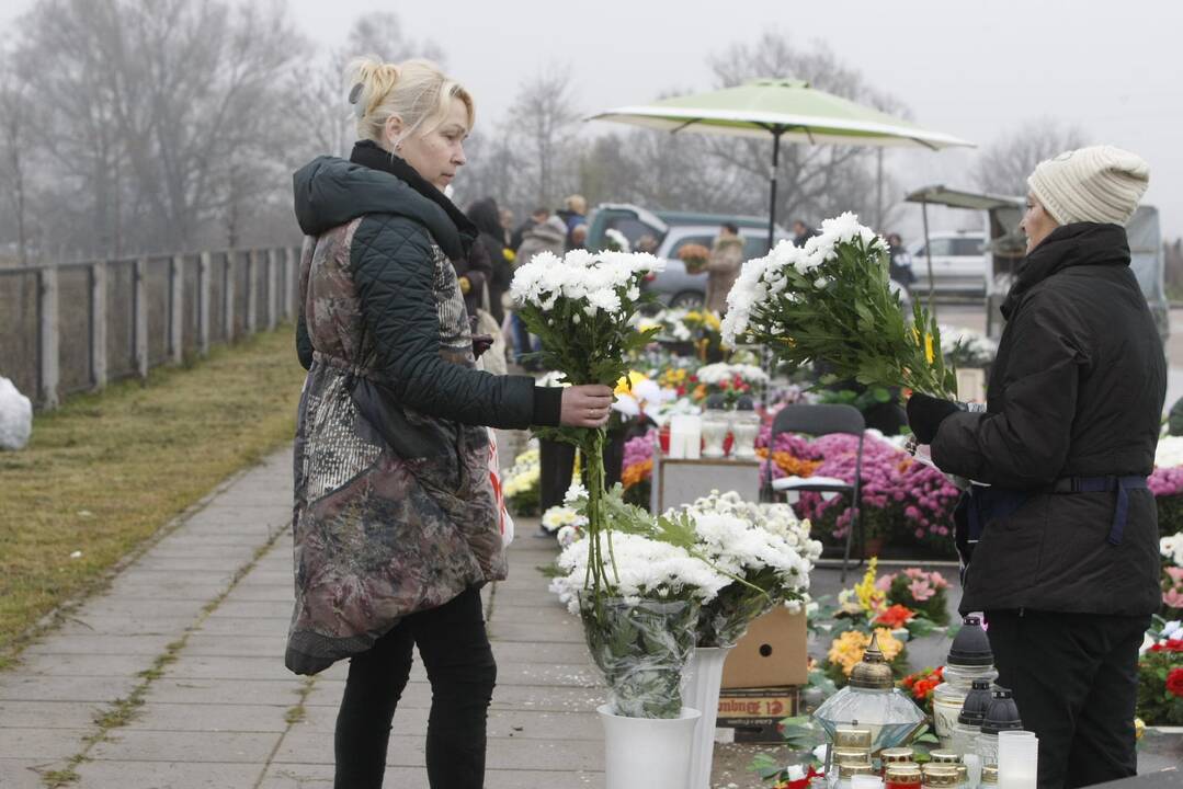 Klaipėdiečiai plūsta lankyti artimųjų kapų