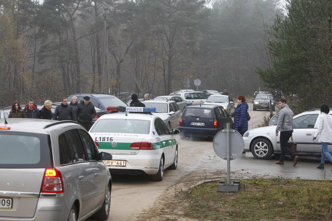 Klaipėdiečiai plūsta lankyti artimųjų kapų