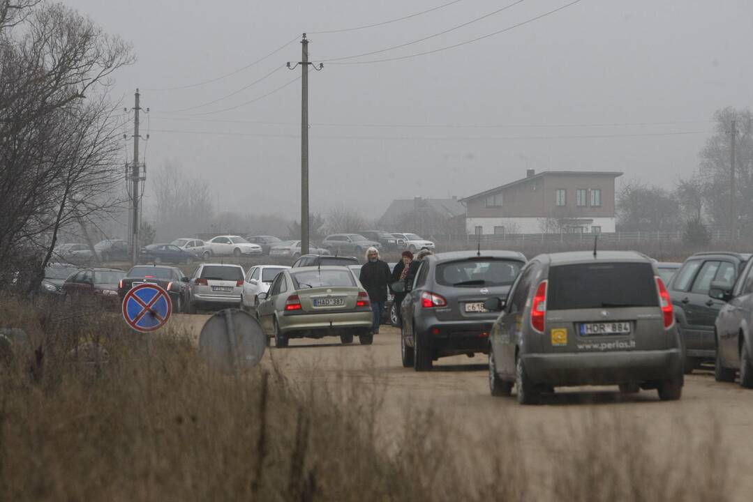 Klaipėdiečiai plūsta lankyti artimųjų kapų