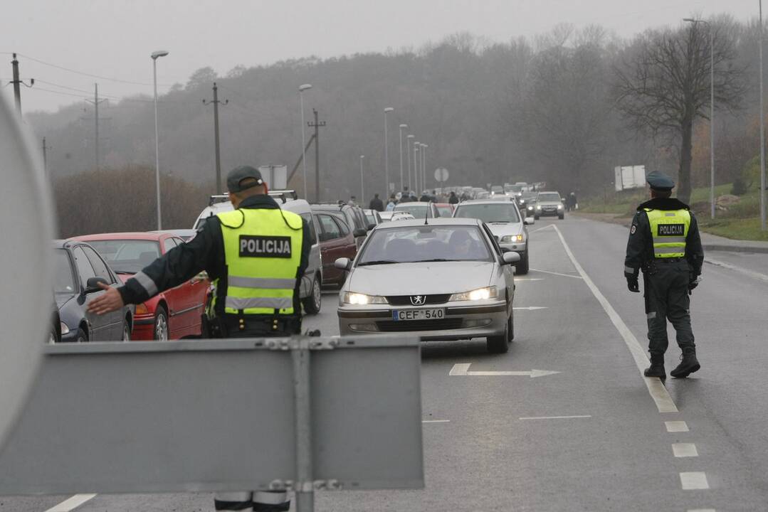 Klaipėdiečiai plūsta lankyti artimųjų kapų