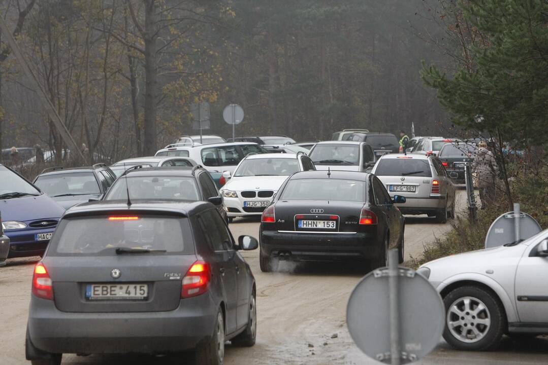 Klaipėdiečiai plūsta lankyti artimųjų kapų