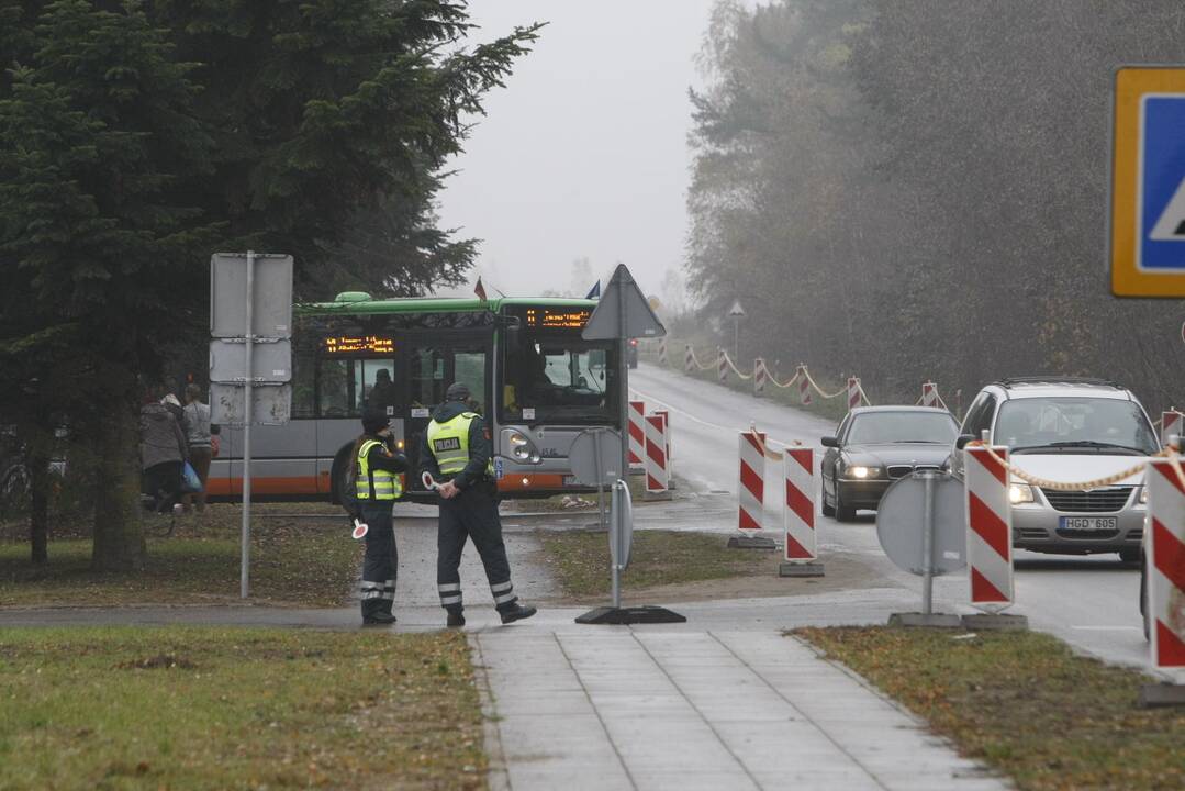 Klaipėdiečiai plūsta lankyti artimųjų kapų