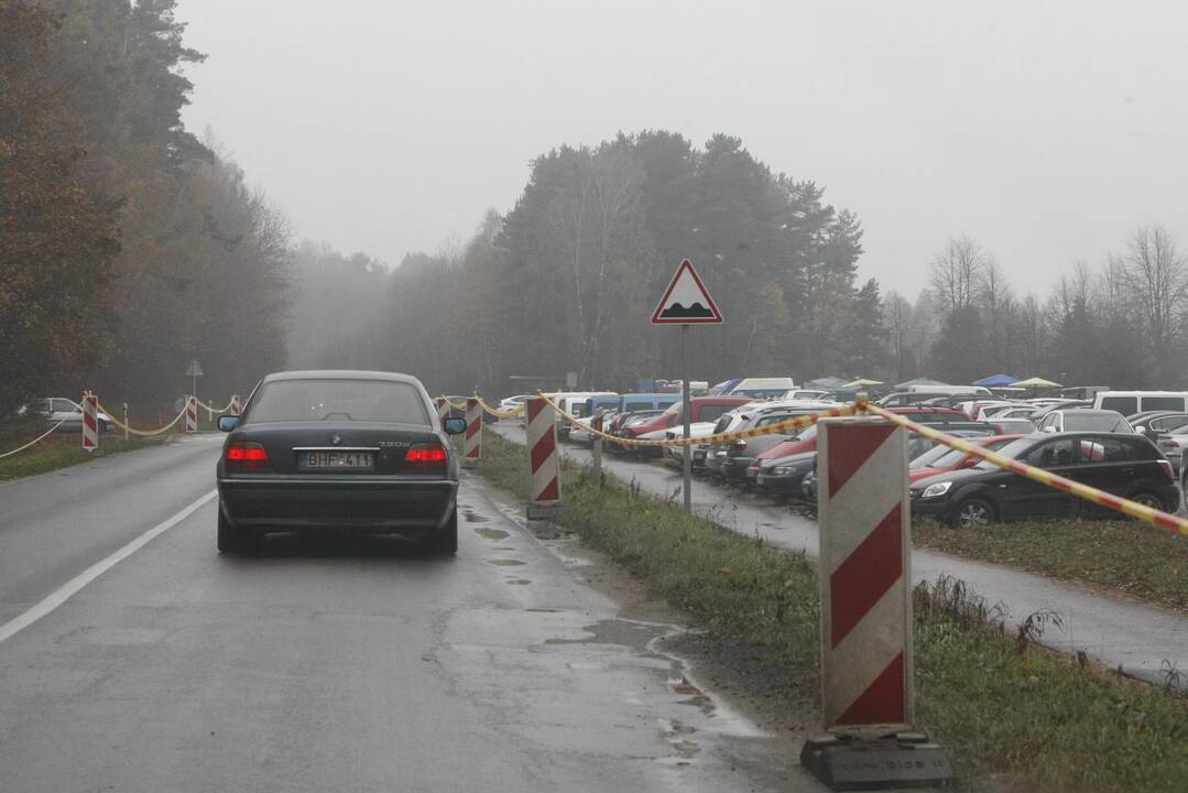 Klaipėdiečiai plūsta lankyti artimųjų kapų