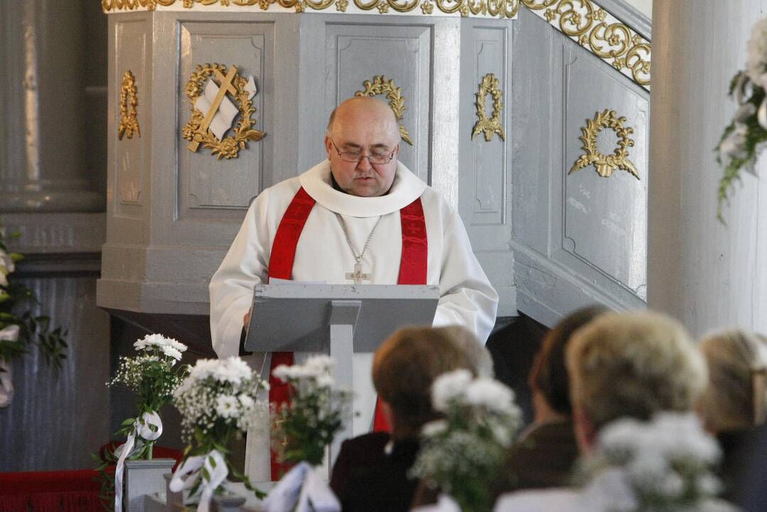 Bažnyčiai grąžino suniokotus angelus