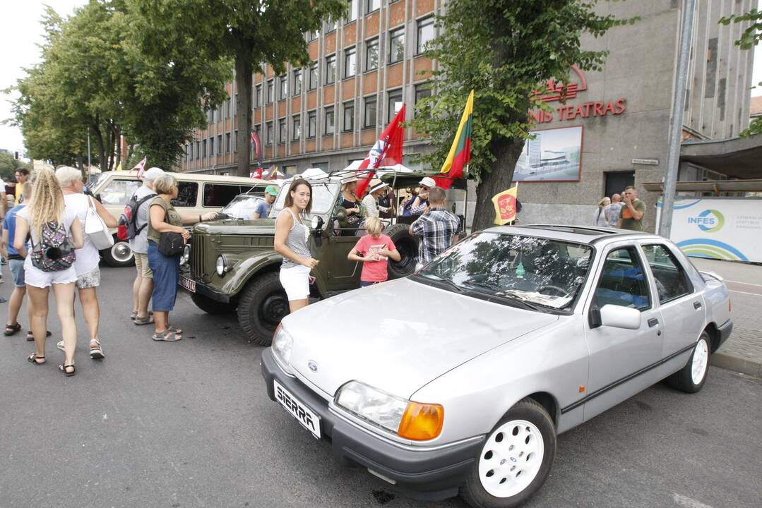 Uostamiesčio gatvėse – senovinių automobilių paradas