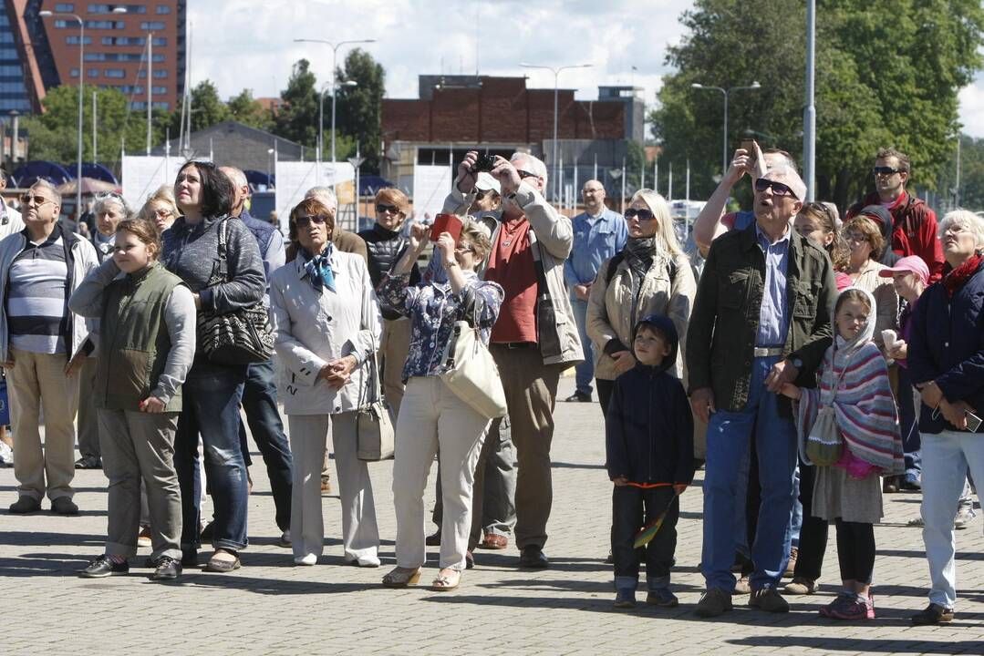 Kruizinių laivų terminale iškelta milžiniška trispalvė