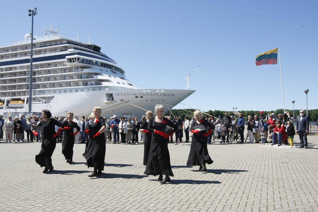 Kruizinių laivų terminale iškelta milžiniška trispalvė