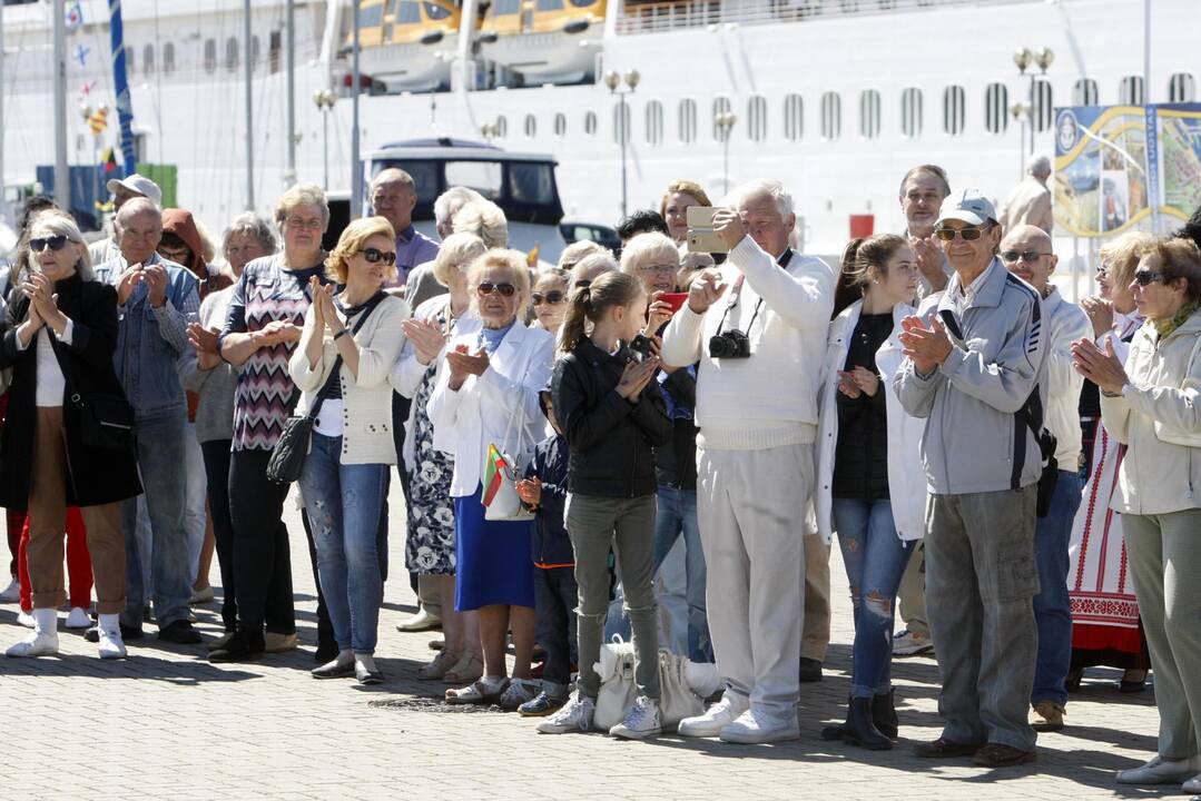 Kruizinių laivų terminale iškelta milžiniška trispalvė