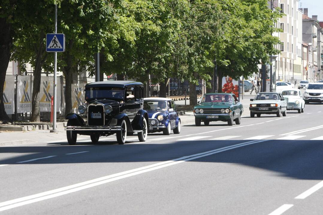 Sezoną pradėjo senovinių automobilių asociacija „Seni kibirai“