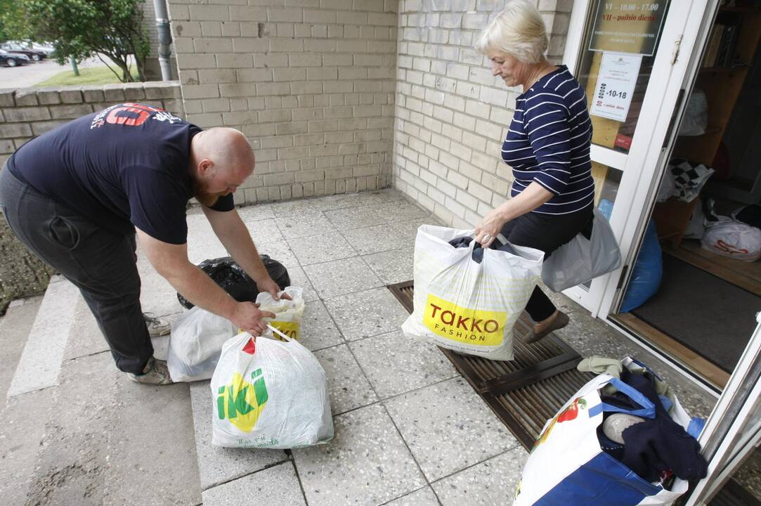 Klaipėdiečiai sunkiai besiverčiantiems dovanojo daiktus