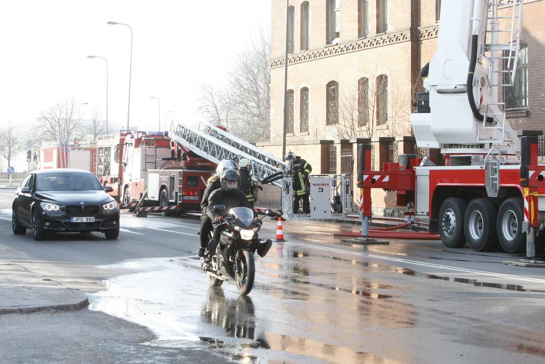 Užsiliepsnojo buvęs Klaipėdos policijos pastatas