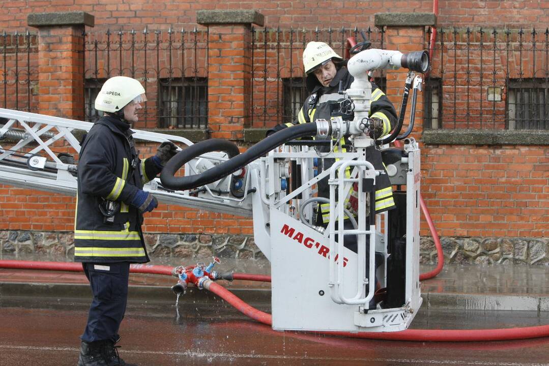 Užsiliepsnojo buvęs Klaipėdos policijos pastatas