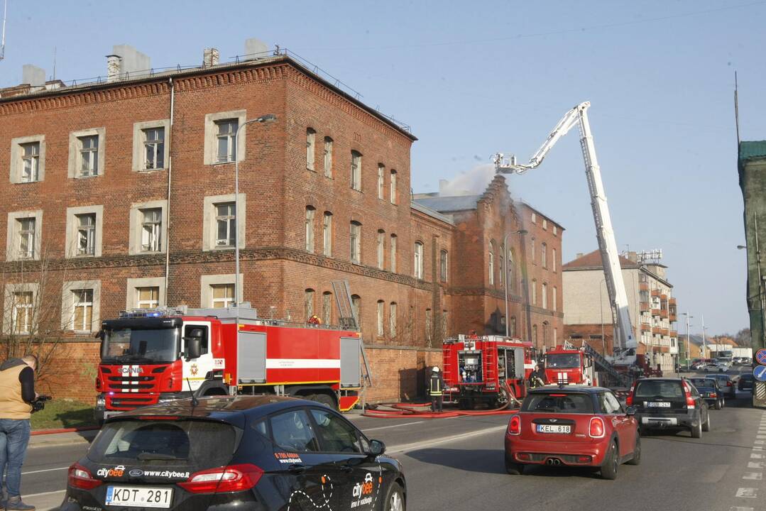 Užsiliepsnojo buvęs Klaipėdos policijos pastatas