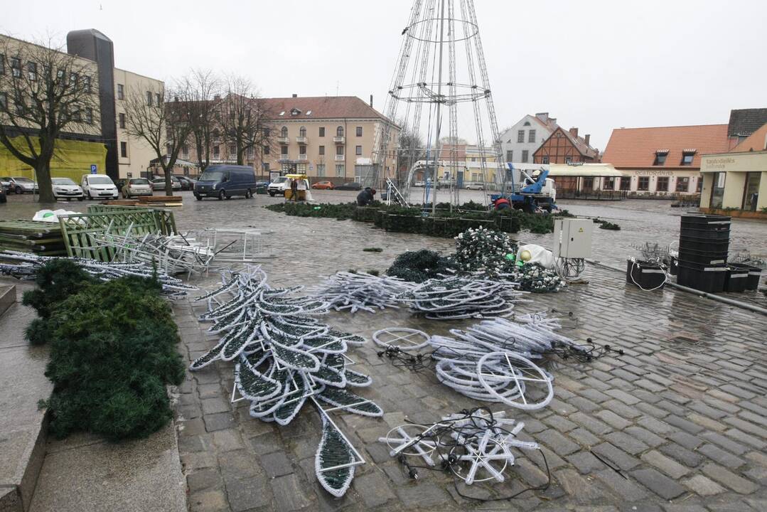 Pradėjo išmontuoti miesto eglę