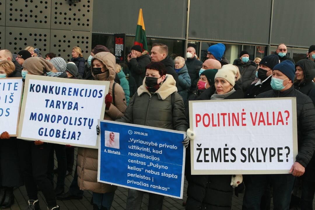 Palangoje – protestas prieš „Pušyno“ ir baseino privatizavimą: žmonės piktinosi A. Bilotaite