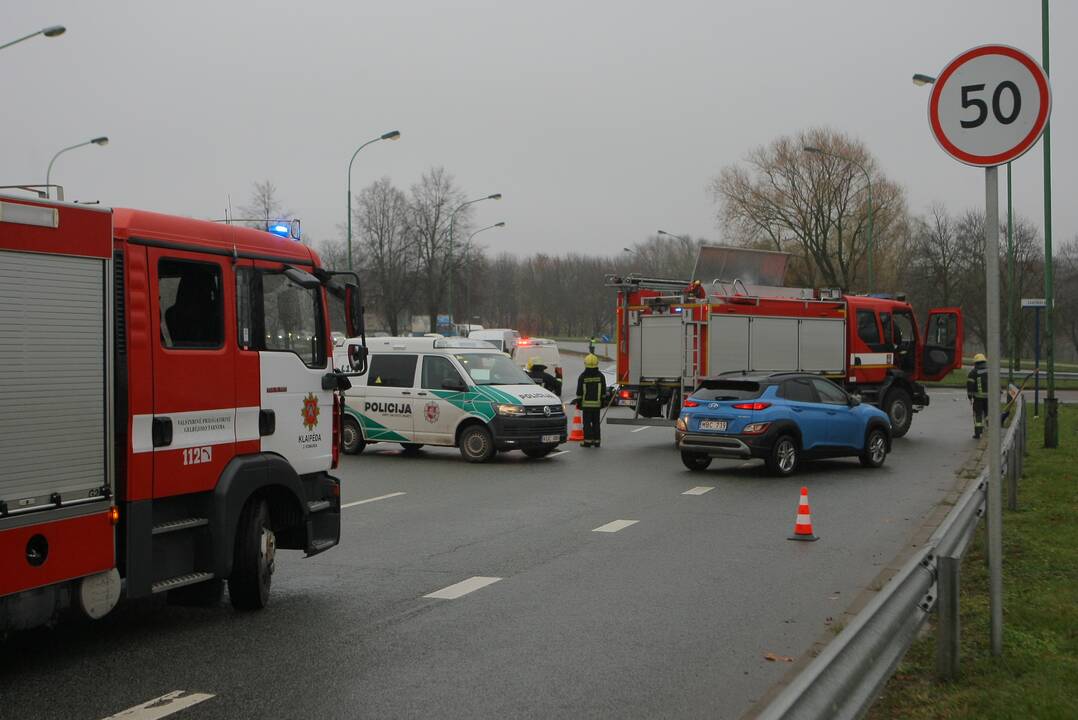 Mokyklos gatvėje – skaudi BMW ir „Honda“ avarija: automobiliai sumaitoti, trys žmonės ligoninėje