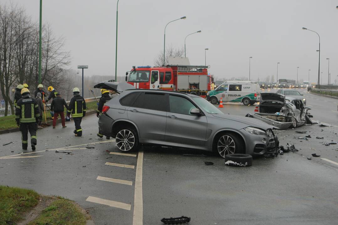 Mokyklos gatvėje – skaudi BMW ir „Honda“ avarija: automobiliai sumaitoti, trys žmonės ligoninėje