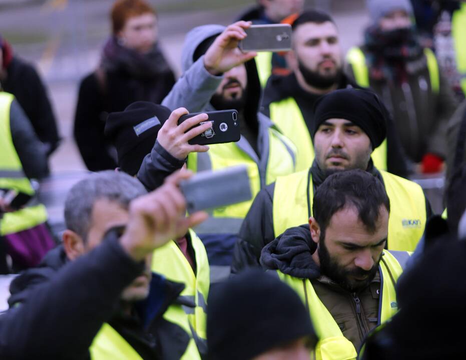 S. Dariaus ir S. Girėno stadioną stačiusių turkų protesto akcija