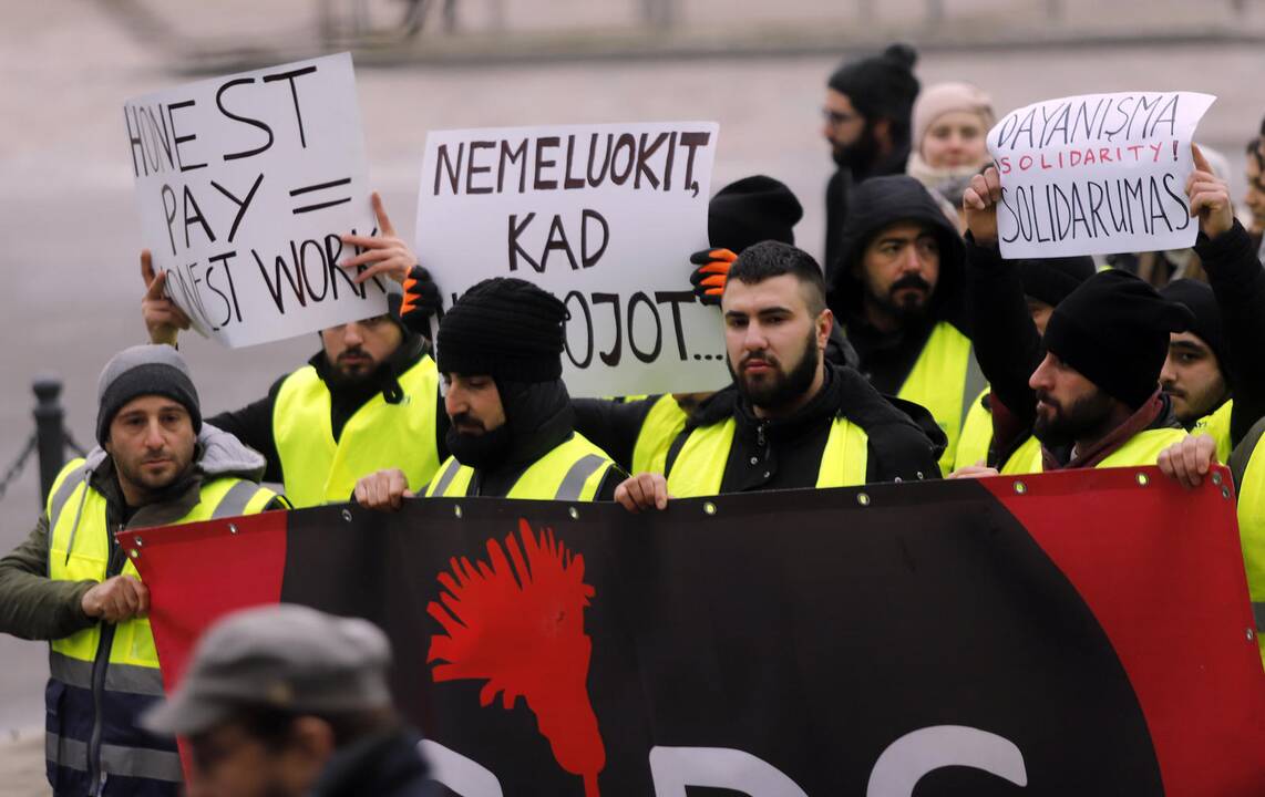 S. Dariaus ir S. Girėno stadioną stačiusių turkų protesto akcija