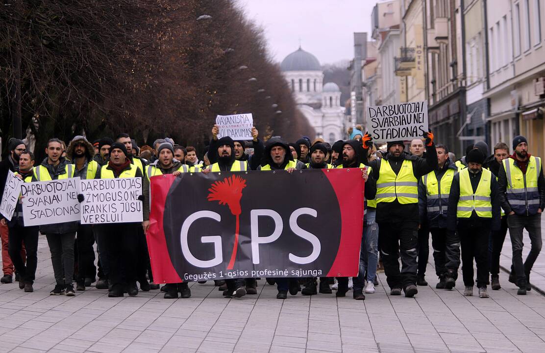 S. Dariaus ir S. Girėno stadioną stačiusių turkų protesto akcija