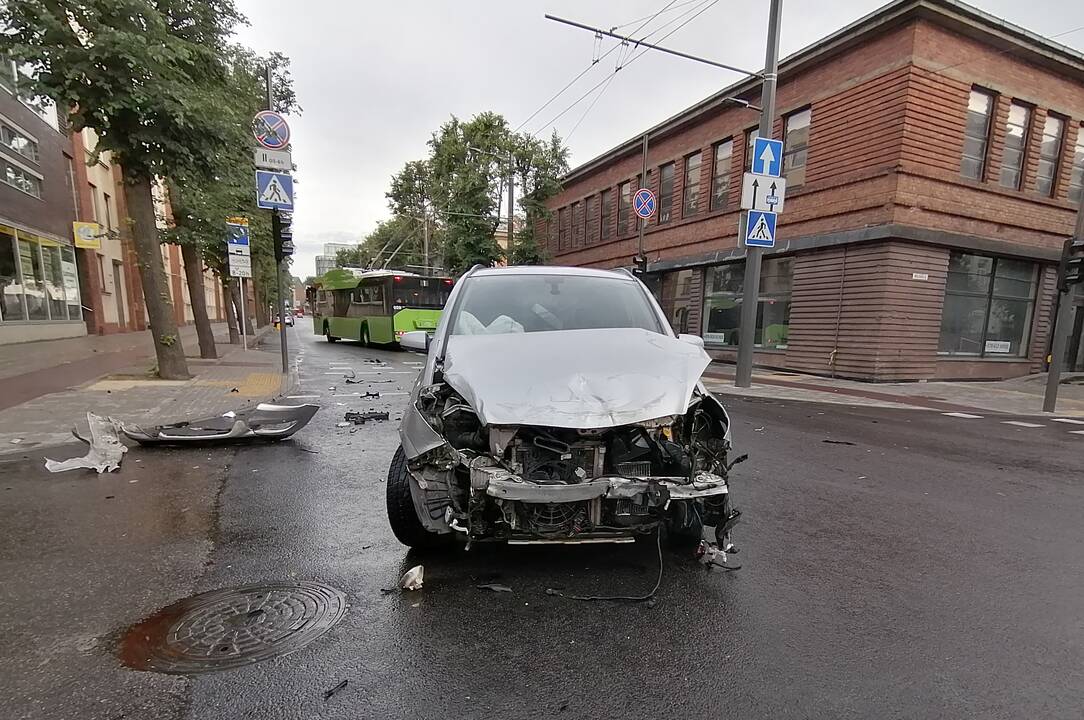 Rytinė „Opel“ ir troleibuso avarija Kauno centre