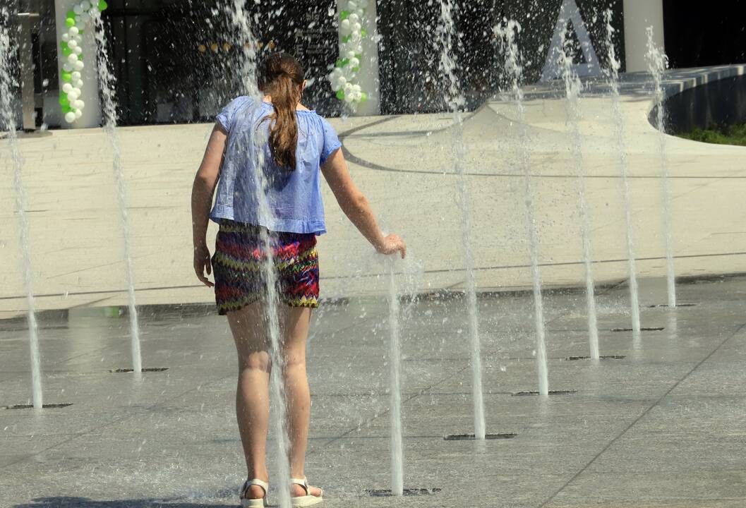Kauniečiai gelbėjasi nuo karščio