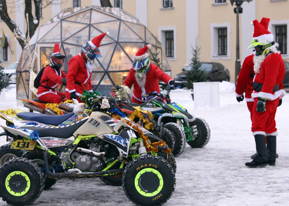 Kauno gatvėse pasklido ratuoti Kalėdų Seneliai 