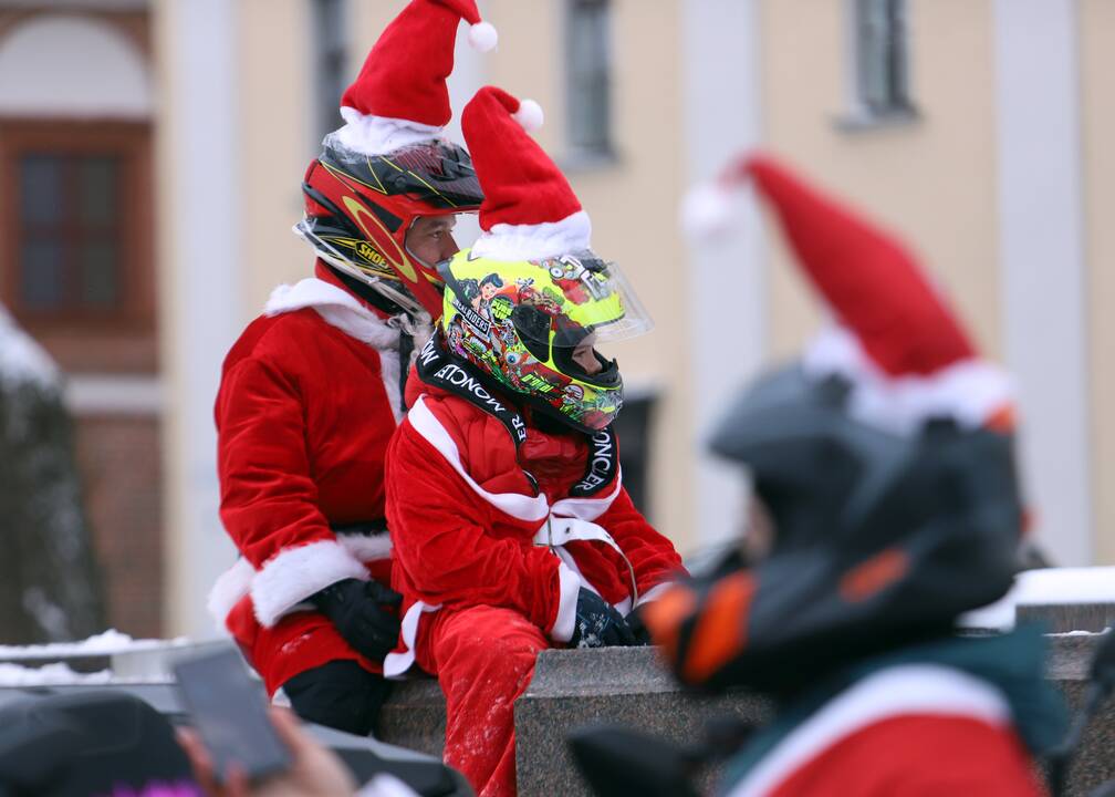 Kauno gatvėse pasklido ratuoti Kalėdų Seneliai 