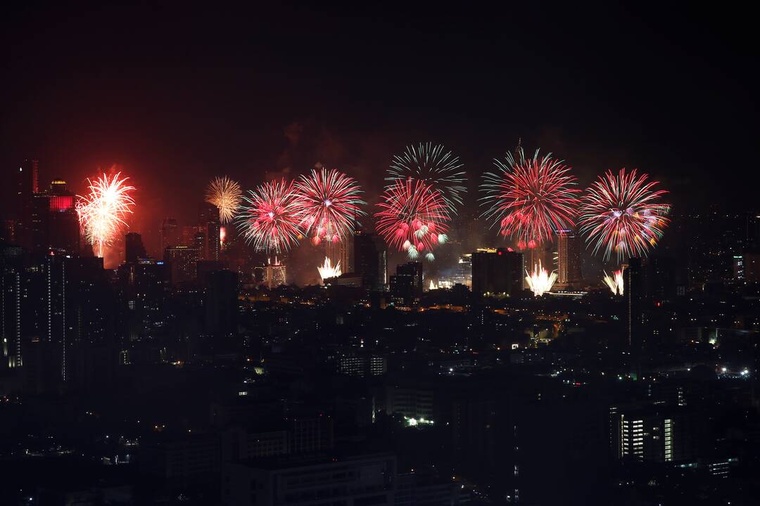 Pasaulis pasitinka 2021 metus